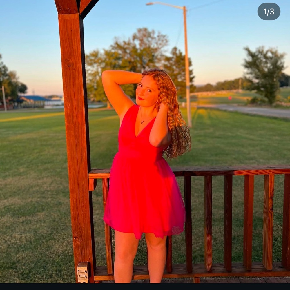 Beautiful vibrant pink tulle dress, from lulus, and it’s a Medium!